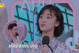 沈月的爸爸是一名教师，对他好像管教很严，家教太严了。