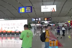 一位小伙儿乘坐飞机，发现云层飘出“4个小人”视频封面