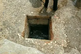 神奇的一口古井，在海边沙滩上挖的，水居然是淡水，距海水就几米视频封面