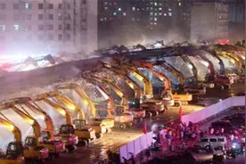 中国出动200台挖掘机！一夜拆除589米大桥，外媒直呼：这绝不可能视频封面