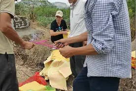 湖北农村习俗，重阳节给故人换墓碑祭拜故人，你们哪边也这样的吗视频封面