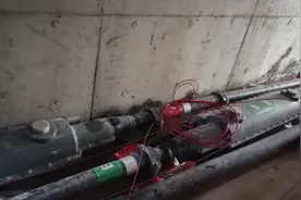 110千伏电缆沟布放视频通信光缆看到三个大的高压电缆接头盒视频封面