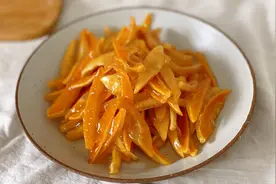 柠檬皮别着急扔掉，这样做可以当零食吃非常美味，放两个月不会坏