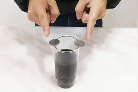不碰杯子，不用工具，只用两根手指，怎么才能同时拿起2枚硬币？