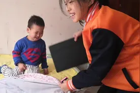 我把ipad藏被子了，姐姐这个小叛徒啊，指引弟弟给找出来了视频封面