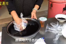 梅州客家特色美食-仙人粄，仙人草制作而成，入口甘凉清热解毒