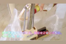 海绵拖把用久了发黑难清洗？放上“简单四小样”立马干净如新！视频封面