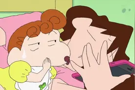 蜡笔小新：小葵拿美伢的手机看帅哥，可怜美伢的手机掉厕所视频封面