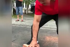 这能力，不去挑战单手拿50斤黄金的，可惜了！网友：少林绝技！视频封面