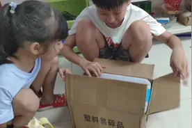兄妹俩收到礼物，玩的不亦乐乎，妈妈说出买礼物的目的达到了视频封面