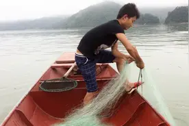 小伙沅江捕鱼，在大河里放15米高渔网，意外捕获80一斤的野货视频封面