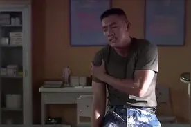 向羽在比赛400米障碍之时，不慎胳膊脱臼，仍坚持比赛！