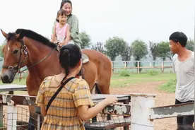 农村姐姐带妹妹骑马，妹妹刚开始信心满满，结果吓得脚心出汗视频封面