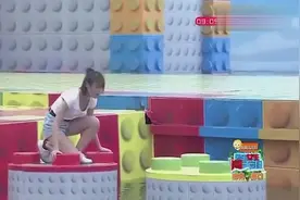 美女笑起来好可爱，颜值还挺高，刚想夸她就落水了，可惜
