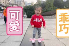 走路走着说过来和我聊天，结果说妈妈肚子不舒服过来给妈妈揉肚子视频封面