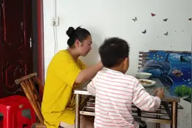 一家三口两地生活，这就是现实的婚姻生活，仍对未来充满憧憬