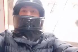 小伙找人代办摩托车上牌，半个月都上不了，怎么回事？