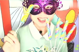 妹子吃麻花一样的“彩虹棒棒糖”，色彩绚丽，漂亮又美味，真好！