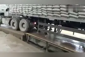 超长半挂车过地磅，你看看这操作行不行？视频封面