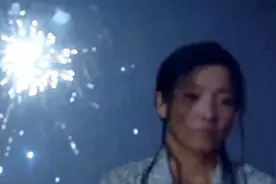 母亲绝望离开家中，儿子找了一晚上，在自家门口亲眼看着母亲离开视频封面