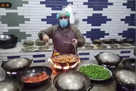 印度餐馆这道西红柿炒羊肉肯定好吃，网友：厨师都开始戴口罩了视频封面