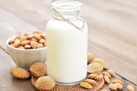 全脂牛奶和脱脂牛奶，到底哪个比较好？看完以后可不要乱买了视频封面