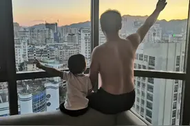 借用一首《麻雀》，我飞翔在乌云之中，你看着我无动于衷。视频封面