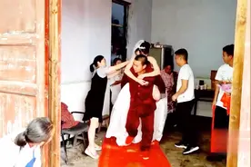 贵州一崽儿娶媳妇，穿一件睡衣就来了，新娘长得乖巧，挺漂亮的