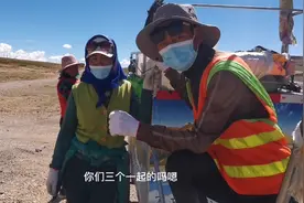 青藏线为什么这么多徒步拉萨朝圣的！路边的黑色铁棒干嘛用的？视频封面