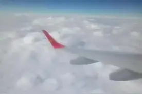 厚厚的云彩好像棉花，体验空中的感觉