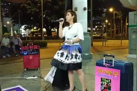 生活不易，美女夜晚香港街头卖唱，一首《上海滩》好听可打赏不多视频封面