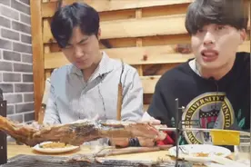 韩国小伙第一次来到内蒙古吃烤羊腿，太香了，来杯冰镇扎啤吧！视频封面
