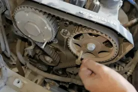 正时皮带多少公里定期更换，看跑了9万公里的标志408正时皮带。视频封面