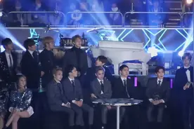 EXO在台下看演出 后面站着防弹少年团视频封面