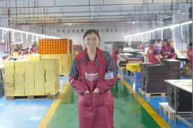 00后女孩返乡打工 19岁贵州女孩：守着父母工作就是幸福视频封面