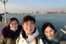 姐弟三人逛青岛栈桥，看海景与海鸥互动，体验人文自然，依依不舍