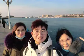 姐弟三人逛青岛栈桥，看海景与海鸥互动，体验人文自然，依依不舍