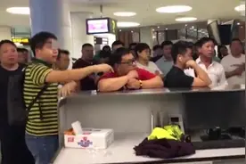 男子因航班延误要求工作人员下跪道歉，航空公司：望理性看待视频封面