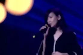 时隔多年50岁周慧敏和陈晓东再次同台深情合唱《流言》，太经典了