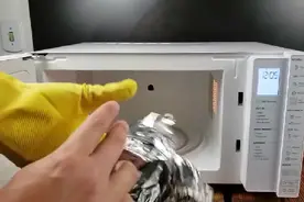 记住千万不要用金属放进微波炉里加热，看完视频你就明白了视频封面