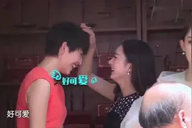赵丽颖摸着蔡少芬的头发，直呼“欧巴”，宠溺又可爱视频封面
