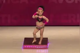 三岁萌娃小萝莉台上拉丁舞秀翻全场，长大了还了得！视频封面