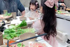 这个春节每天都在外面吃，每次姐姐都会照顾妹妹，姐妹俩太有爱啦