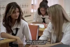 国外课堂就是开放，女生上课讲小话老师突袭罚问女生回答让人意外视频封面