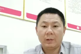 酒店房间保险柜客人忘记密码打不开，师傅上去一分钟搞定。