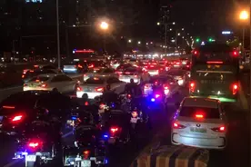 偶遇路上很多警车，请问这是去做什么的？队友看上去有30多个警员