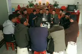 在家过年和亲戚朋友在一起吃饭好开心视频封面