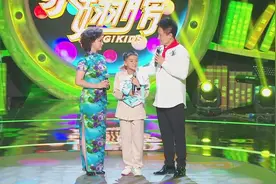 京剧大师李胜素亲自送礼物，太羡慕小男孩了！都是福气啊！视频封面