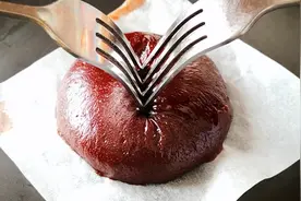 糯米粉最近火了，教你懒人做法，不用烤箱也能做出巧克力爆浆包