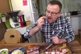 一片腌猪肉一口伏特加，俄罗斯人这么吃，味道绝了!视频封面